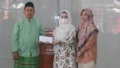 Linda Megawati Bantu Rehab Mesjid At Taufiq