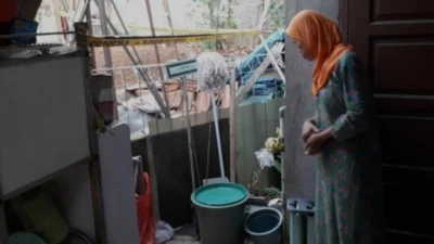 Di Bogor, Air Sumur Tercemar BBM Berwarna Biru Diduga Tercemar Pertamax, Warga Datang dan Tes Masukkan Ke Tangki Motor