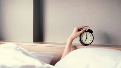 3 Cara Supaya Rutin Bangun Pagi: Tendang Alarm yang Jauh Biar Langsung Bangun! (Sumber Gambar: scopeblog.stanford.edu)
