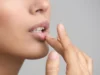 7 Cara Ampuh Buat Mengatasi Bibir Kering, No More Bibir Pecah-pecah! (Sumber Gambar: Swiss Clinique)