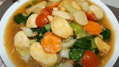 Resep Sapo Tahu Ayam, Olahan Chinese Food dengan Sayuran dan Daging Melimpah (image from screenshot Youtube dapur izza)