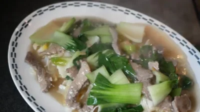 Resep Kwetiau Siram Sapi, Sajian Chinese Food Cocok untuk Makan Malam (image from screenshot Youtube naomi ellen wijaya)