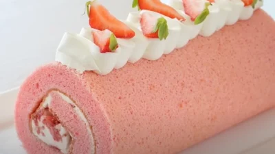 Resep Strawberry Roll Cake yang Cantik untuk Sajian Camilan di Rumah (image from screenshot Youtube thy than)