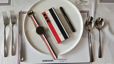 Kolaborasii dari Samsug dan Thom Browne yang Menghasilkan Smartphone Keren Samsung Galaxy Z Fold 5 Thom Browne Edition
