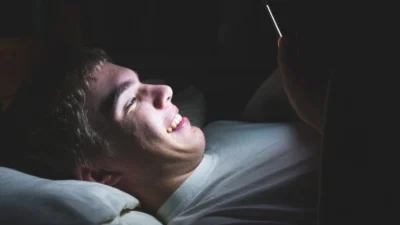 Tengok 5 Dampak Sleep Call Larut Malam: Nggak Banget, deh! (Sumber Gambar: BBC)