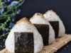 Onigiri Isi Tuna. (Sumber Gambar: Couple Eats Food)