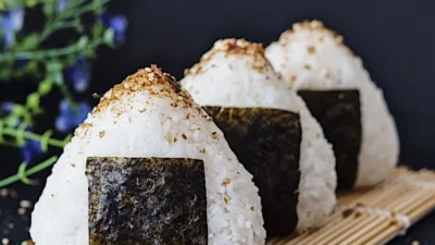 Onigiri Isi Tuna. (Sumber Gambar: Couple Eats Food)