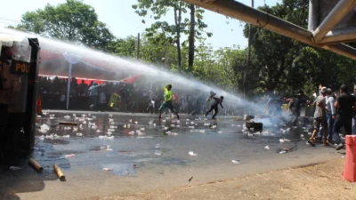 Simulasi Pengamanan Pemilu di Subang: Polisi Kerahkan Water Cannon Bubarkan Massa Protes ke KPU