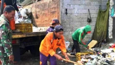 Satgas Citarum Harum Bersihkan Sampah KW 5 Karawang Wetan