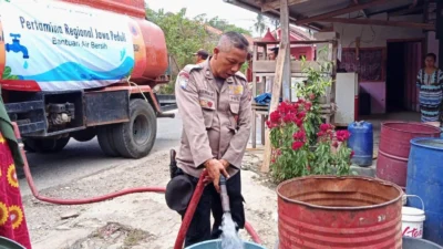 Polsek Tegalwaru Karawang Salurkan 5.000 Liter Air Bersih untuk Warga
