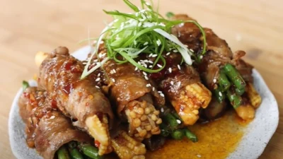 Resep Beef Enoki Roll ala Resto Jepang, Dijamin Nikmat dan Simpel Buatnya (image from screenshot Youtube devina hermawan)