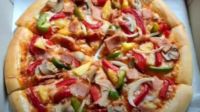 Resep Pizza Supreme Homemade ala Pizza Hut Dengan Topping Melimpah Ruah (image from screenshot Youtube hana official)