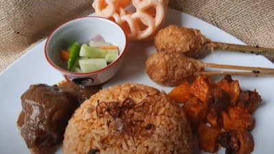 Resep Nasi Minyak Merah, Sajian Sederhana Khas Palembang yang Enak Banget (image from screenshot Youtube mama zidqueenello)