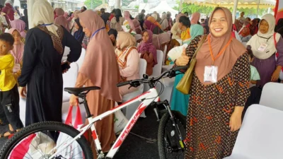 Iin Warga Desa Cilegong, Kecamatan Jatiluhur, Kabupaten Purwakarta Semringah Dapat Sepeda dari Jokowi