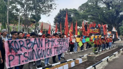 Ratusan Buruh Demo di Depan Kantor Bupati Subang, Ini Tuntutannya