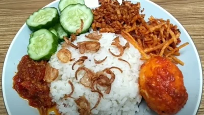Resep Nasi Uduk Rice Cooker, Kreasi Makanan Hemat Ala Anak Kos (image from screenshot Youtube cr cook)