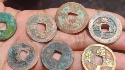 Fakta Unik Uang Koin Jenis Bolong Kotak, Punya Harga Tinggi di Toko Online
