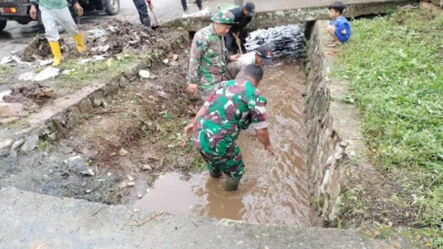 Antisipasi Banjir dan Longsor, Kodim 0619 Purwakarta Berihkan Sungai