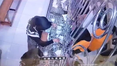 Wanita Terekam CCTV Diduga Curi Emas 25 Gram di Toko Emas Pantura Subang, Kerugian Capai Rp13 Juta