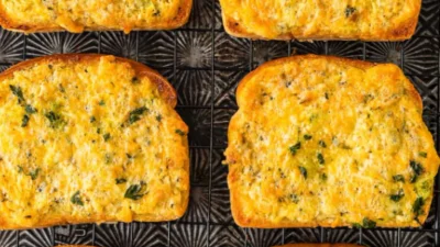 Jangan Sampai Ketinggalan, Garlic Cheese Bread Bisa Menjadi Camilan Tahun Baru yang Menggugah Selera (Image From: The Cookie Rookie)