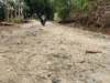 Warga Cikalongwetan Urunan Memperbaiki Jalan Rusak yang Dibiarkan Selama Tujuh Tahun. (Sumber Foto: Ayo Bandung/Restu Nugraha)