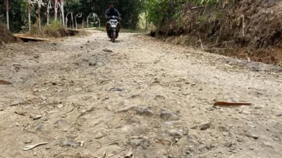 Warga Cikalongwetan Urunan Memperbaiki Jalan Rusak yang Dibiarkan Selama Tujuh Tahun. (Sumber Foto: Ayo Bandung/Restu Nugraha)