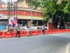Satlantas Polres Karawang Polda Jabar Pasang Sarana Prasarana Jalan Jelang Nataru 2024