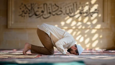 Doa Shalat Hajat Lengkap Dalam Bahasa Arab, Latin, dan Beserta Artinya