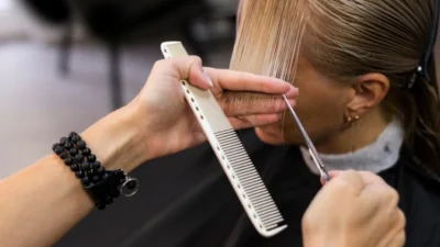 Bukan Cuma Gaya, Ini 5 Manfaat Potong Rambut Untuk Kesehatan Rambut (image from Freepik)
