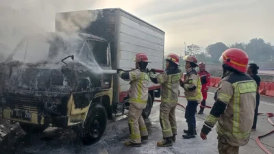 Sebuah mobil box bernomor polisi B 9017 ZRO terbakar setelah menabrak pembatas jalan di Gerbang Tol Sadang, Pada Senin (15/1/2024) siang.