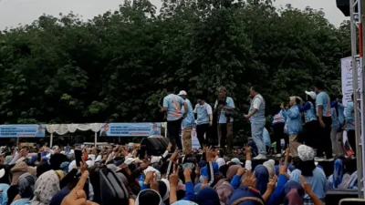 Ribuan Warga Antusias Tunggu Kedatangan Prabowo di Subang