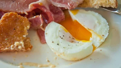 Ini Dia Manfaat dan Bahaya Telur Setengah Matang, Jangan Sampai Keseringan, ya (Image From: iStock)