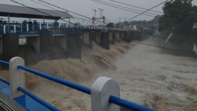 Hujan Deras di Puncak Bogor, TMA Sungai Ciliwung Meningkat hingga 90 cm, Bendungan Katulampa Siaga 3