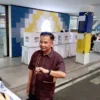 Gunakan Kemeja Coklat, Pj Gubernur Jabar Bey Machmudin Nyoblos di TPS Jalan Cianjur Kota Bandung