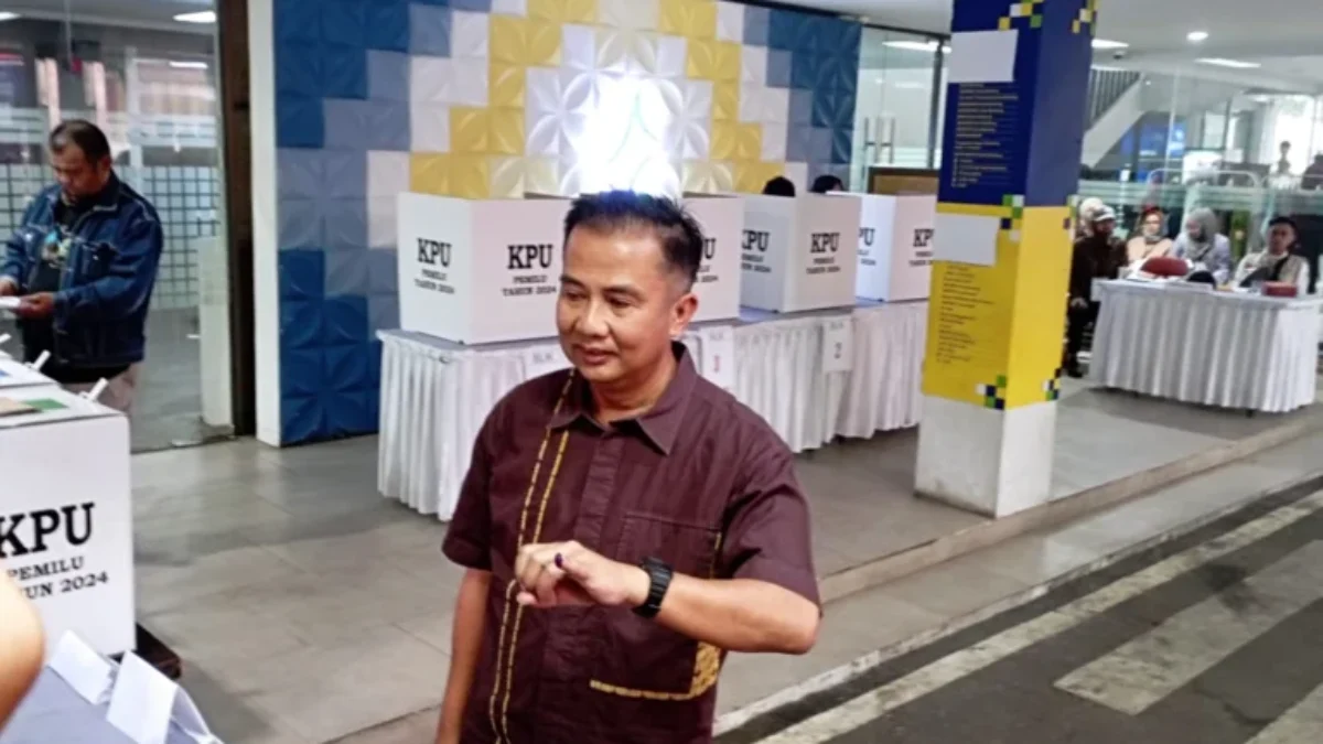 Gunakan Kemeja Coklat, Pj Gubernur Jabar Bey Machmudin Nyoblos di TPS Jalan Cianjur Kota Bandung