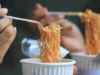 Mencengangkan! Eksperimen Makan Mie Instan Terus-menerus: Bahagia Sekejap, Bahaya Menanti