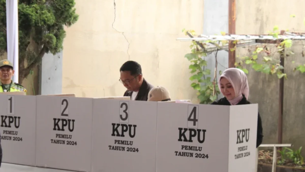 Ridwan Kamil Salurkan Hak Pilih di TPS 45 Ciumbuleuit, Nyoblos di Bilik Suara Nomor 02 