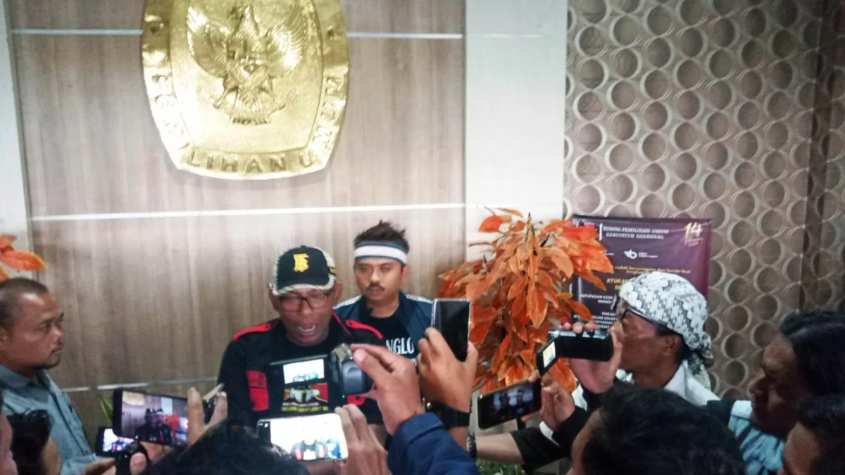 Aktivis Ormas Geruduk Kantor KPU Karawang, Pertanyakan Kejanggalan Penghitungan Suara