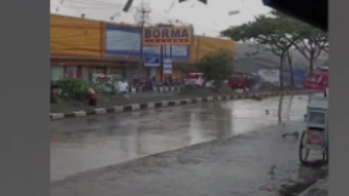 Situasi Pasca Amukan Angin Puting Beliung di Rancaekek, Pohon Tumbang dan Kemacetan parah!