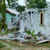 CINDY DESITA PUTRI/PASUNDAN EKSPRES. Muspika Kecamatan Pusakajaya saat meninjau rumah warga yang rusak akibat