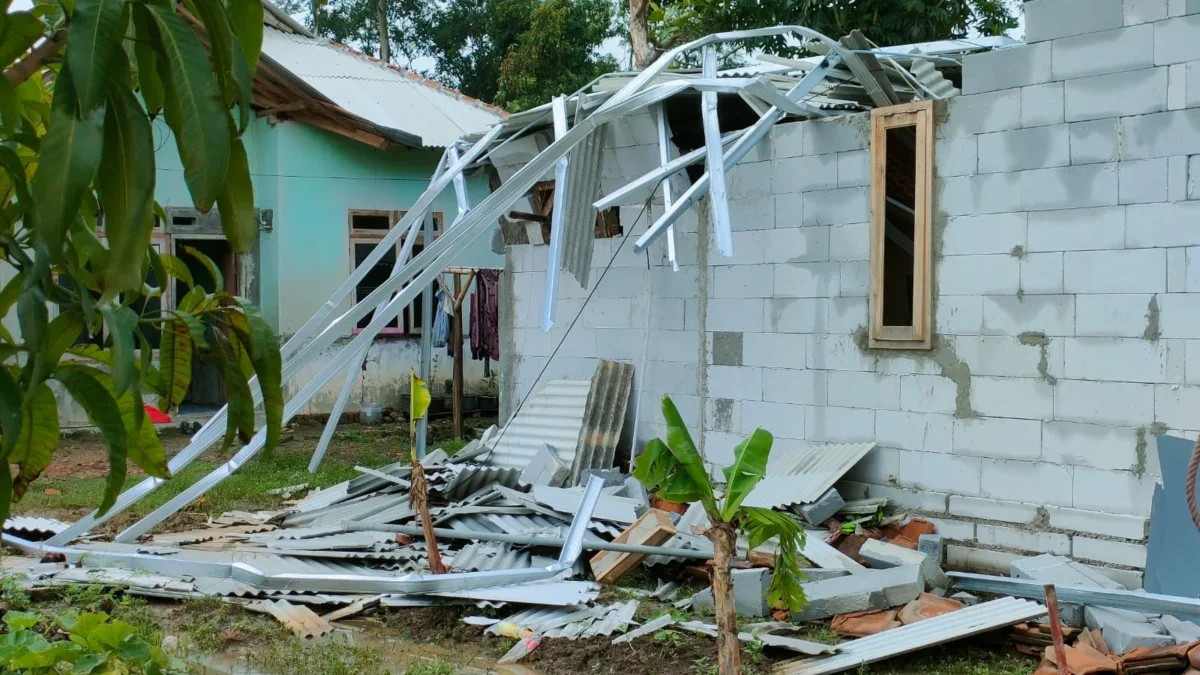 CINDY DESITA PUTRI/PASUNDAN EKSPRES. Muspika Kecamatan Pusakajaya saat meninjau rumah warga yang rusak akibat