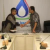 KERJA SAMA. Penandatanganan kerja sama oleh Direktur Utama Jasa Tirta II Imam Santoso dan Direktur Utama PT. B