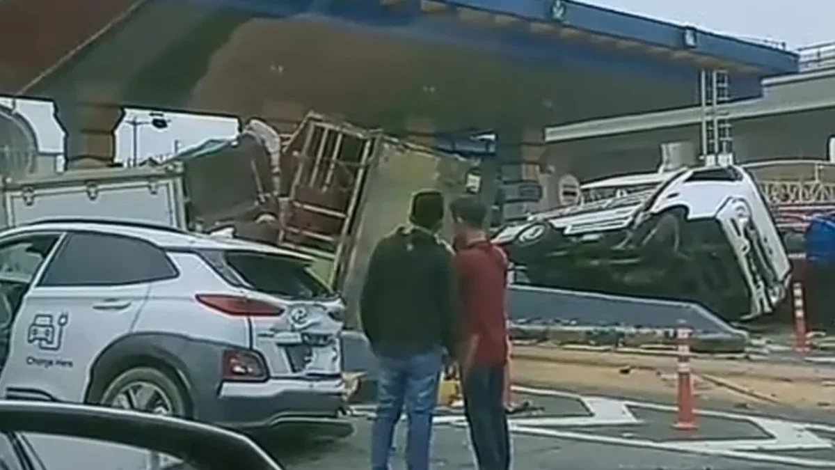 Detik-detik Kecelakaan, Cuplikan Video dari Gerbang Tol Halim Utama