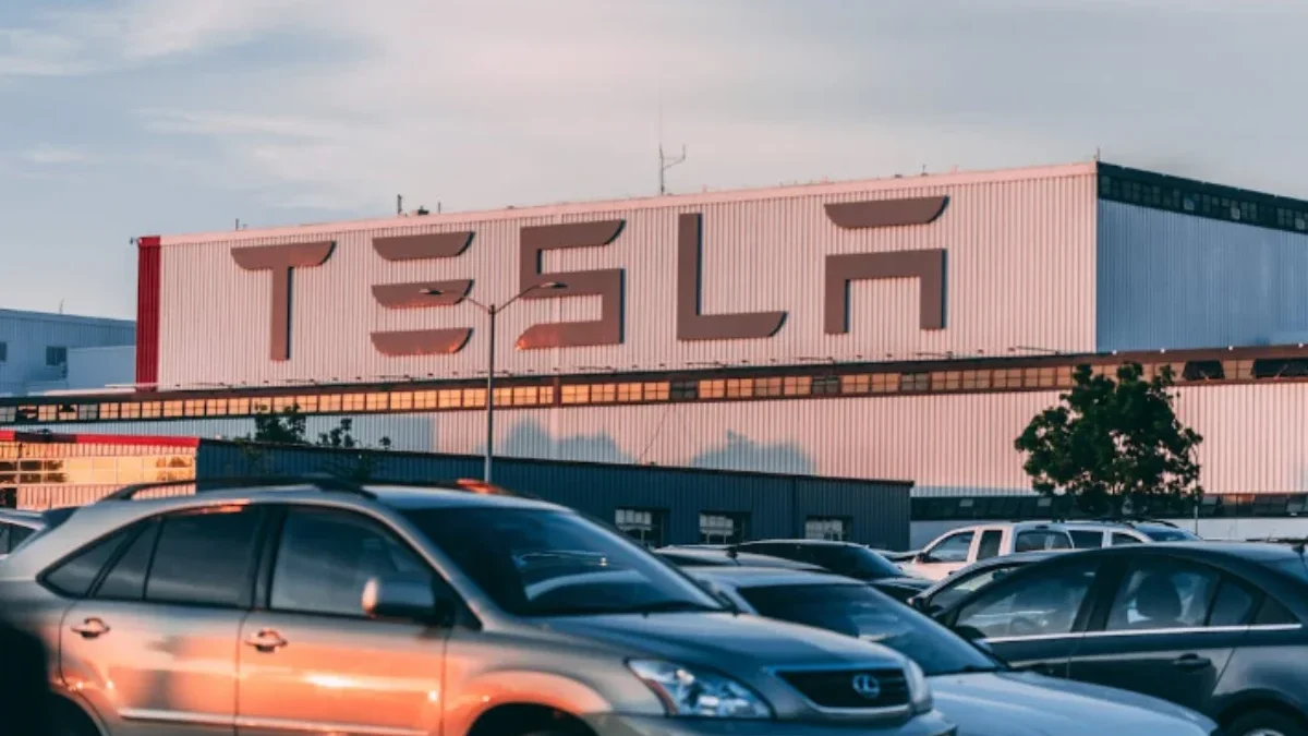 Tesla akan Uji Coba Teknologi Autopilot selama Satu Bulan untuk Para Pelanggan