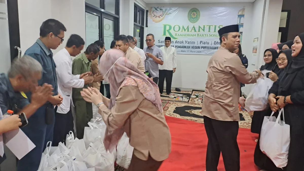 ROMANTIS. Pengadilan Negeri Purwakarta menggelar Romantis atau Ramadan Bakti Sosial berupa santunan kepada ana