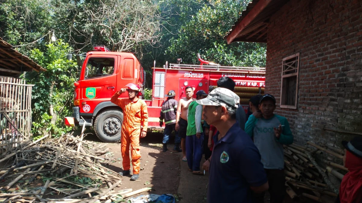 DADAN RAMDAN/PASUNDAN EKSPRES PADAMKAN: Mobil unit Damkar saat memadamkan api di rumah bilik di Desa Margahayu