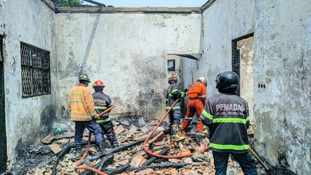 CINDY DESITA PUTRI/PASUNDAN EKSPRES. Petugas pemadam kebakaran Kabupaten Subang saat melakukan pemadaman api